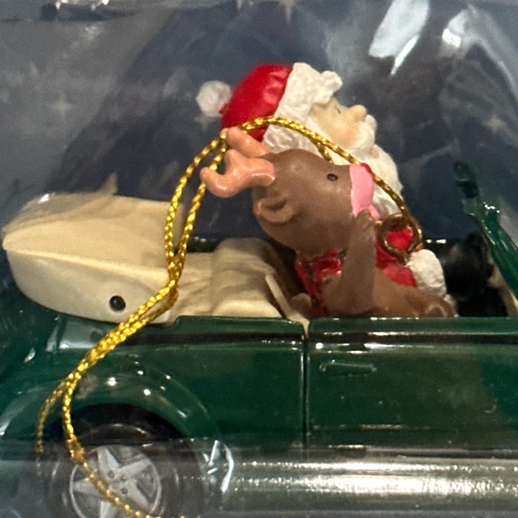 Maisto 1998 Green VW Cabriolet with Santa & Rudolf Die Cast X’MAS Ornament. New! - Picture 8 of 9